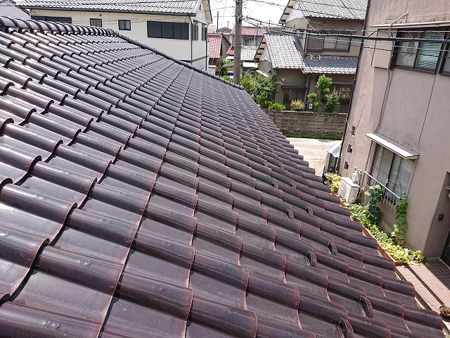 瓦屋根を横方向から確認